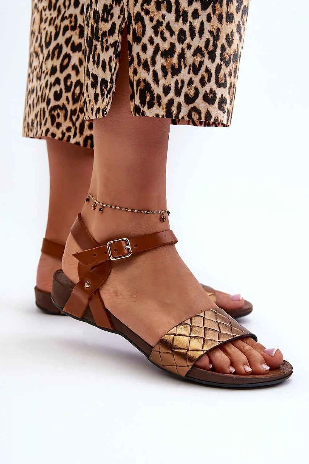 Sandales plates pour femmes en cuir véritable, design élégant, bride tressée dorée, confort maximal, idéales pour l'été, style casual ou habillé