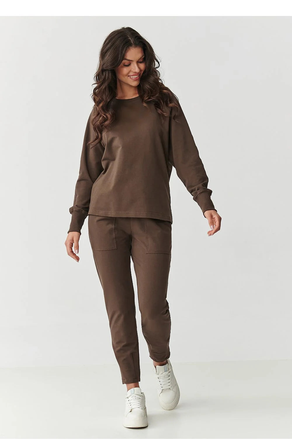 ensemble loungewear femme sweatshirt col rond jogging fuselé chocolat maille douce coupe décontractée manches longues poches