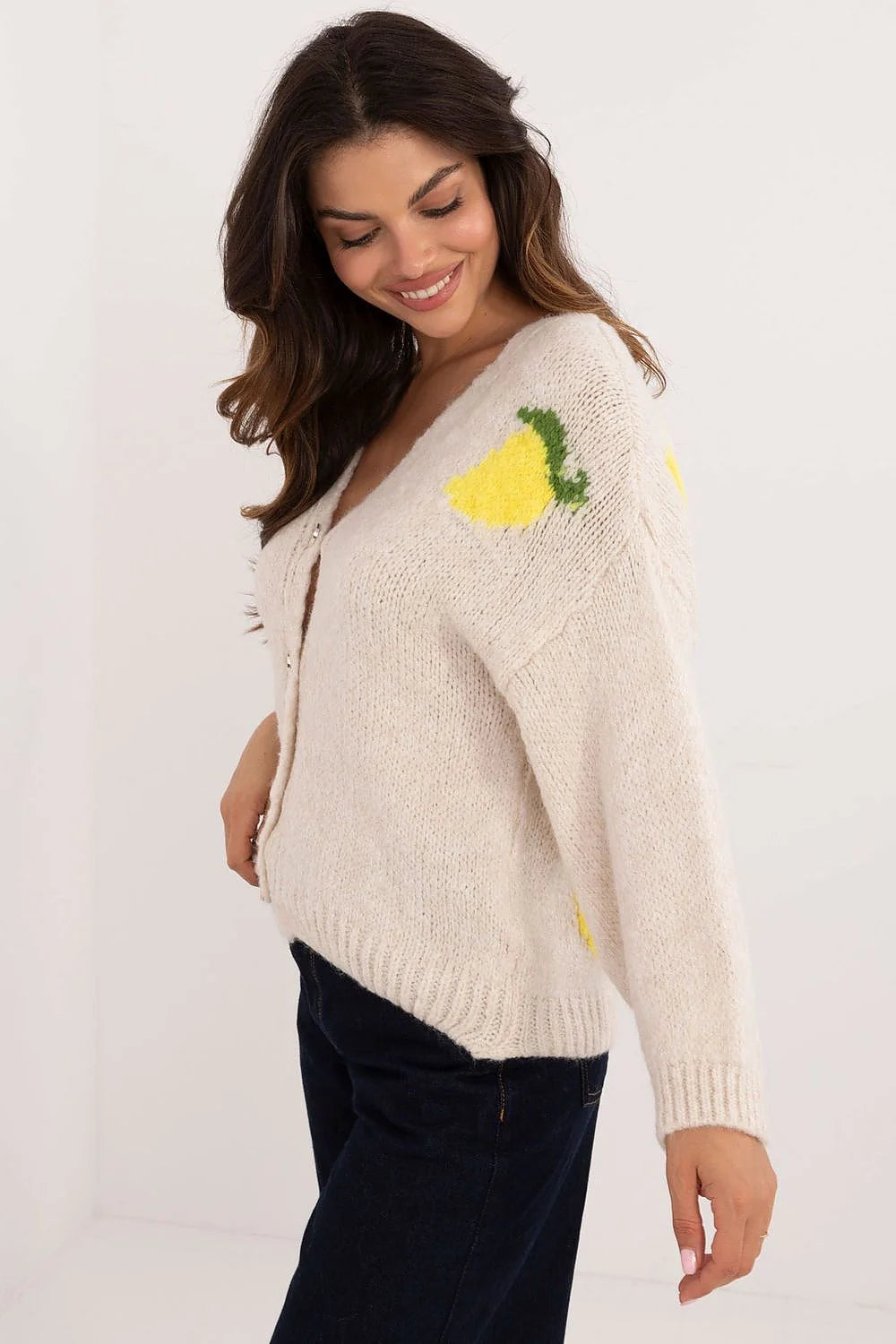 Cardigan femme style décontracté maille italienne beige clair motif citron jaune épaule gauche cinq boutons encolure V manches longues coudes côtelées