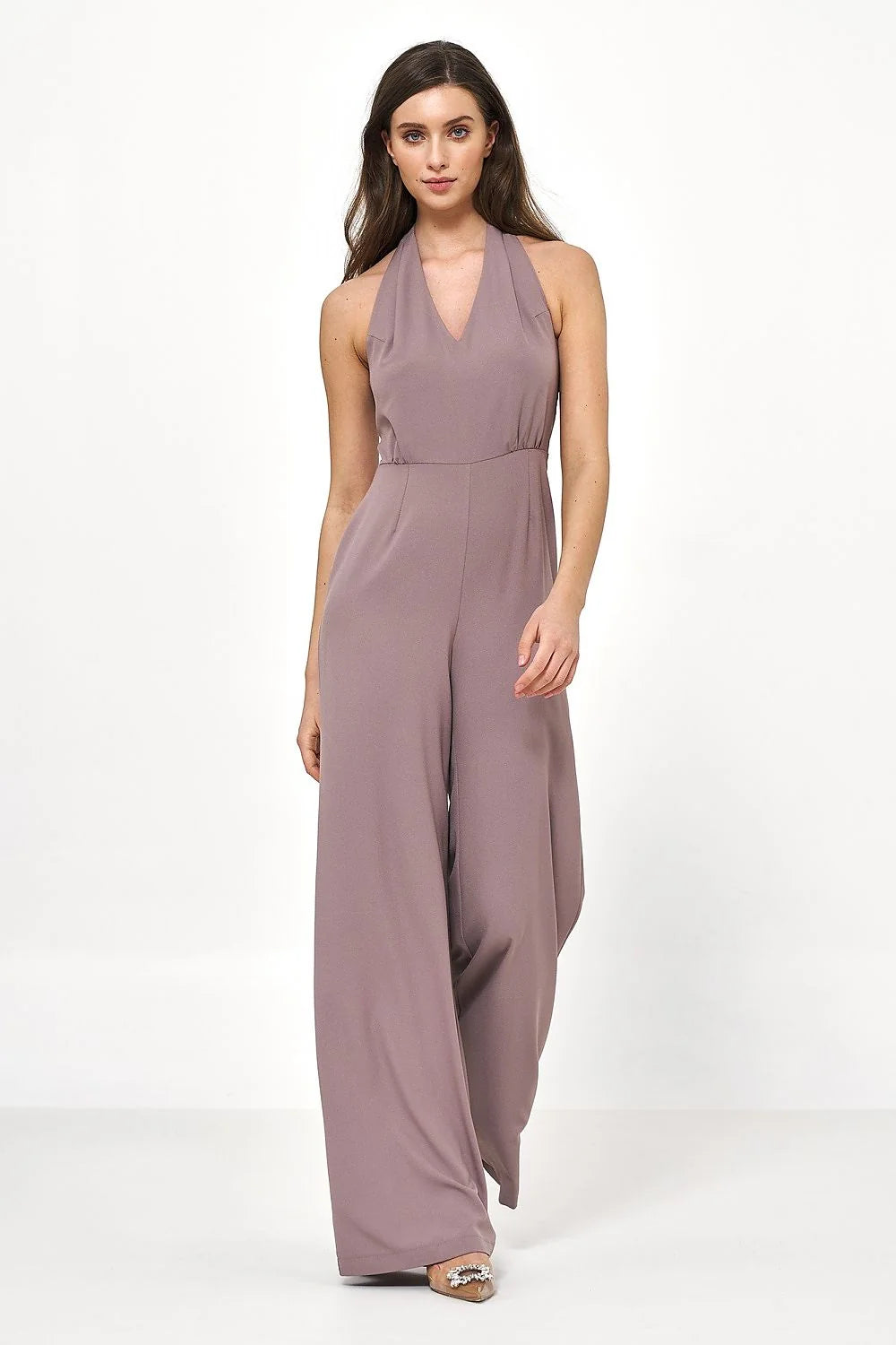 combinaison dos nu sans manches col halter plongeant cintrée taille haute jambes larges fluides crêpe structuré taupe sophistiquée