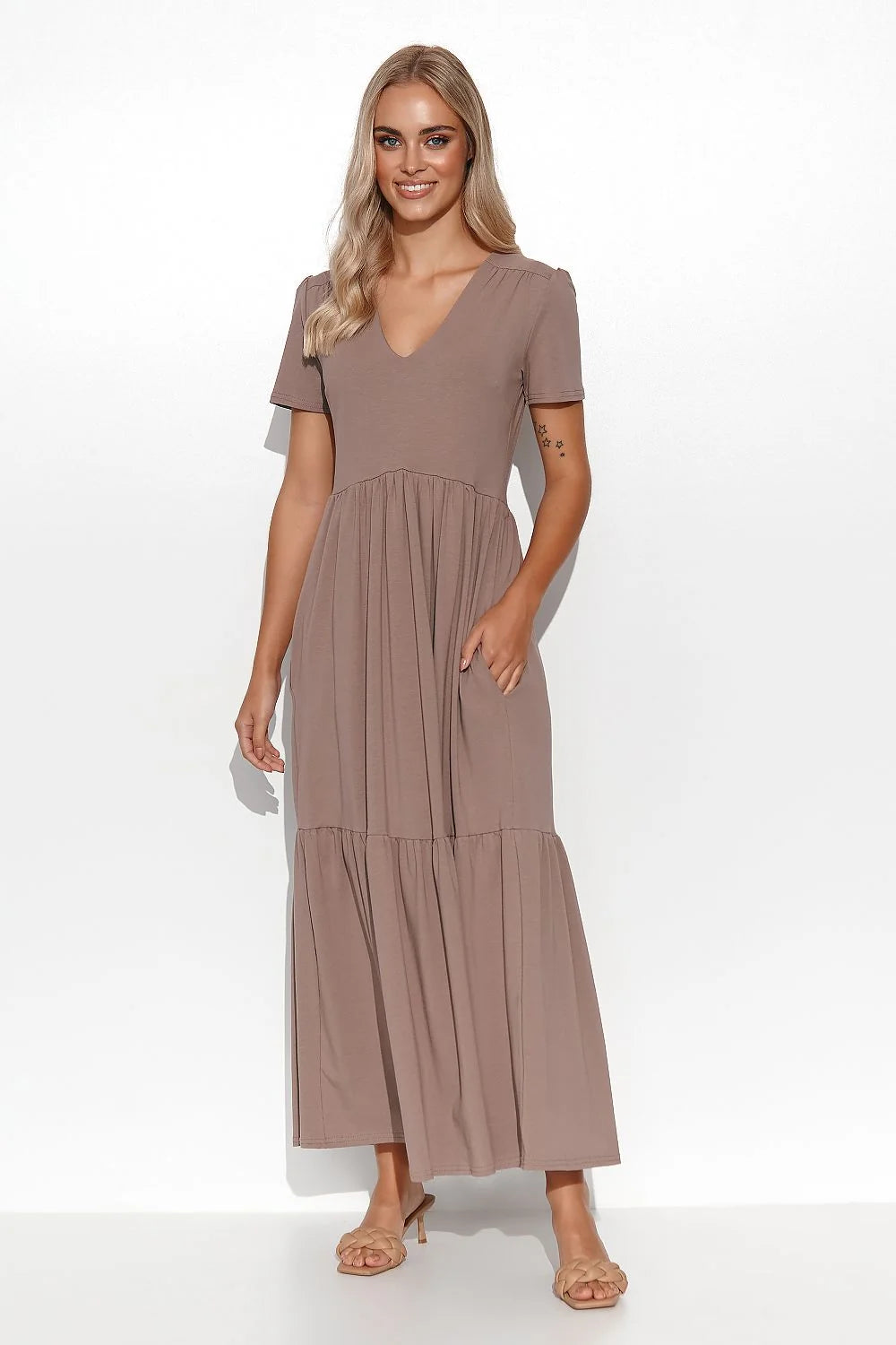 robe maxi taupe Makadamia jersey fluide encolure V manches courtes coupe empire fronces jupe étagée poches latérales stretch léger ample