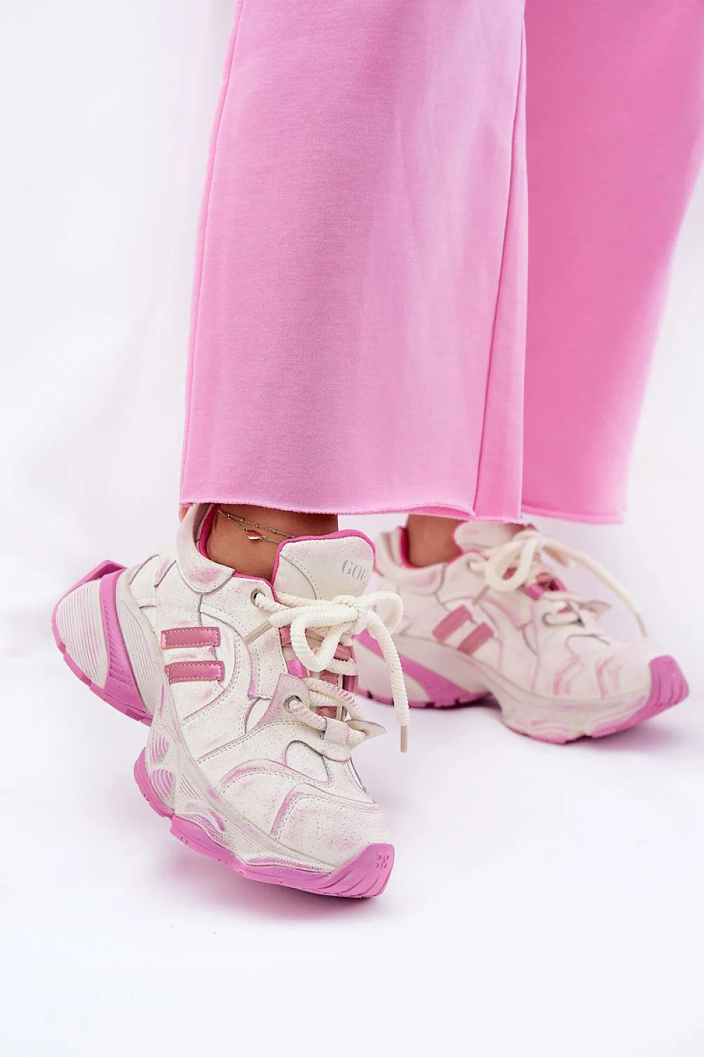 Chaussures de sport modernes pour femme en cuir synthétique et textile, design sportif, semelle complexe, lacets blancs, style audacieux, confort maximal, occasions urbaines