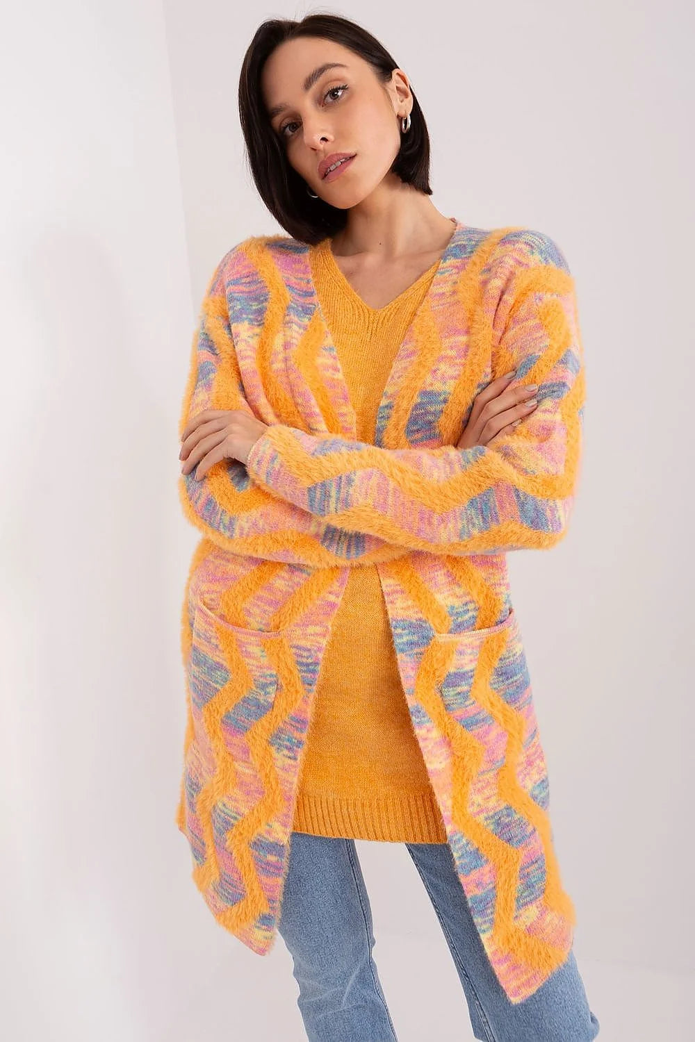 Cardigan femme style moderne motif géométrique couleurs pastel matière douce manches longues coupe ample sans fermeture