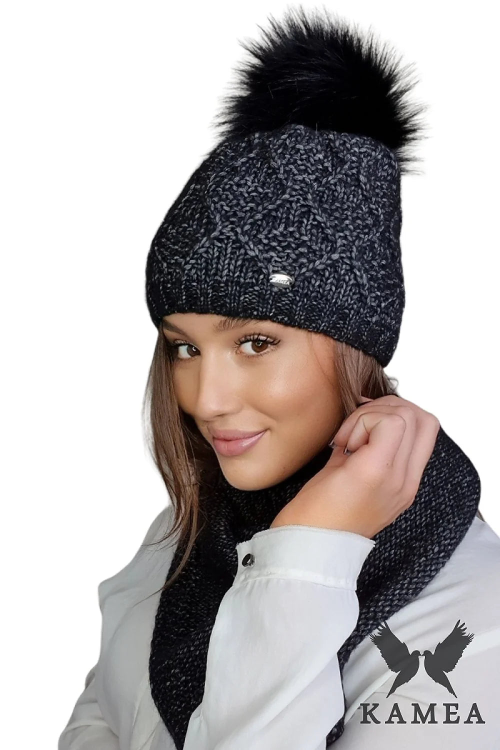 Bonnet et écharpe Kamea pour femme, design moderne, tricoté à la main, pompon en fausse fourrure, matière douce et chaude, style urbain et élégant, hiver 2023