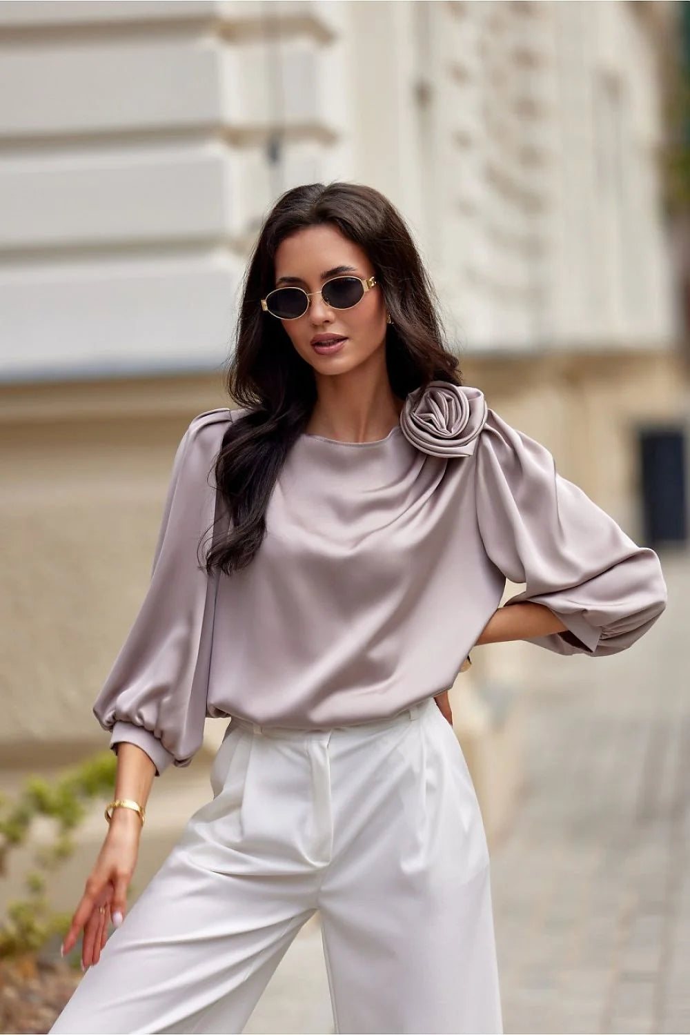 ensemble élégant femme chemisier satiné taupe rosé encolure drapée ornement fleur épaule manches ballon poignets resserrés pantalon taille haute droite