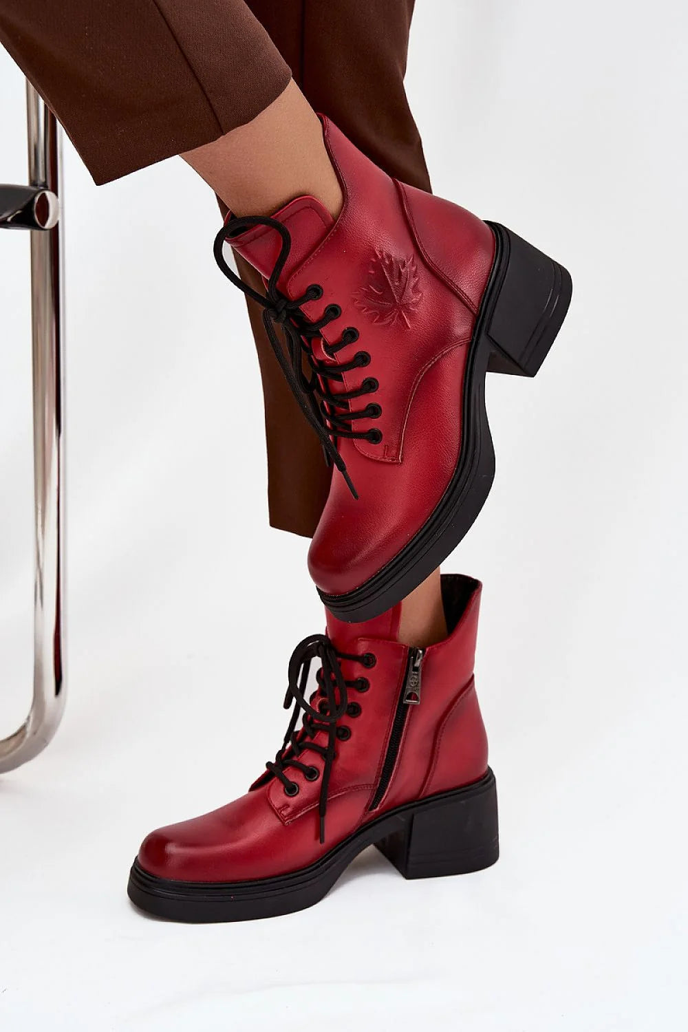 bottines montantes femme cuir artificiel rouge profond talon bloc 6cm semelle antidérapante plateforme bout rond lacets embossage feuille