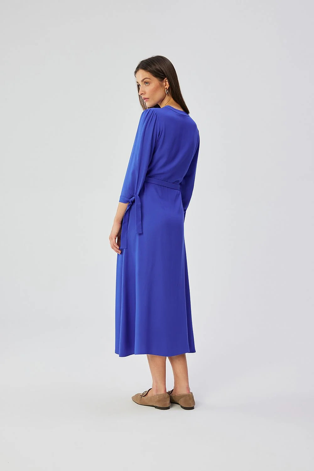 Robe de jour Stylove bleu vibrant A-line coupe longue manches 3/4 nouées en V Pologne fabriqué