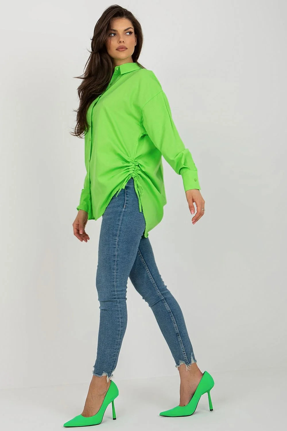 Chemise femme manches longues coupe ample design asymétrique froncements côtés vert vif coton polyester taille ajustable