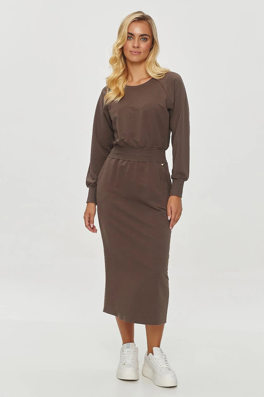 Robe de jour Makadamia en coton marron foncé manches longues coupe ajustée avec ceinture élastique pour femme