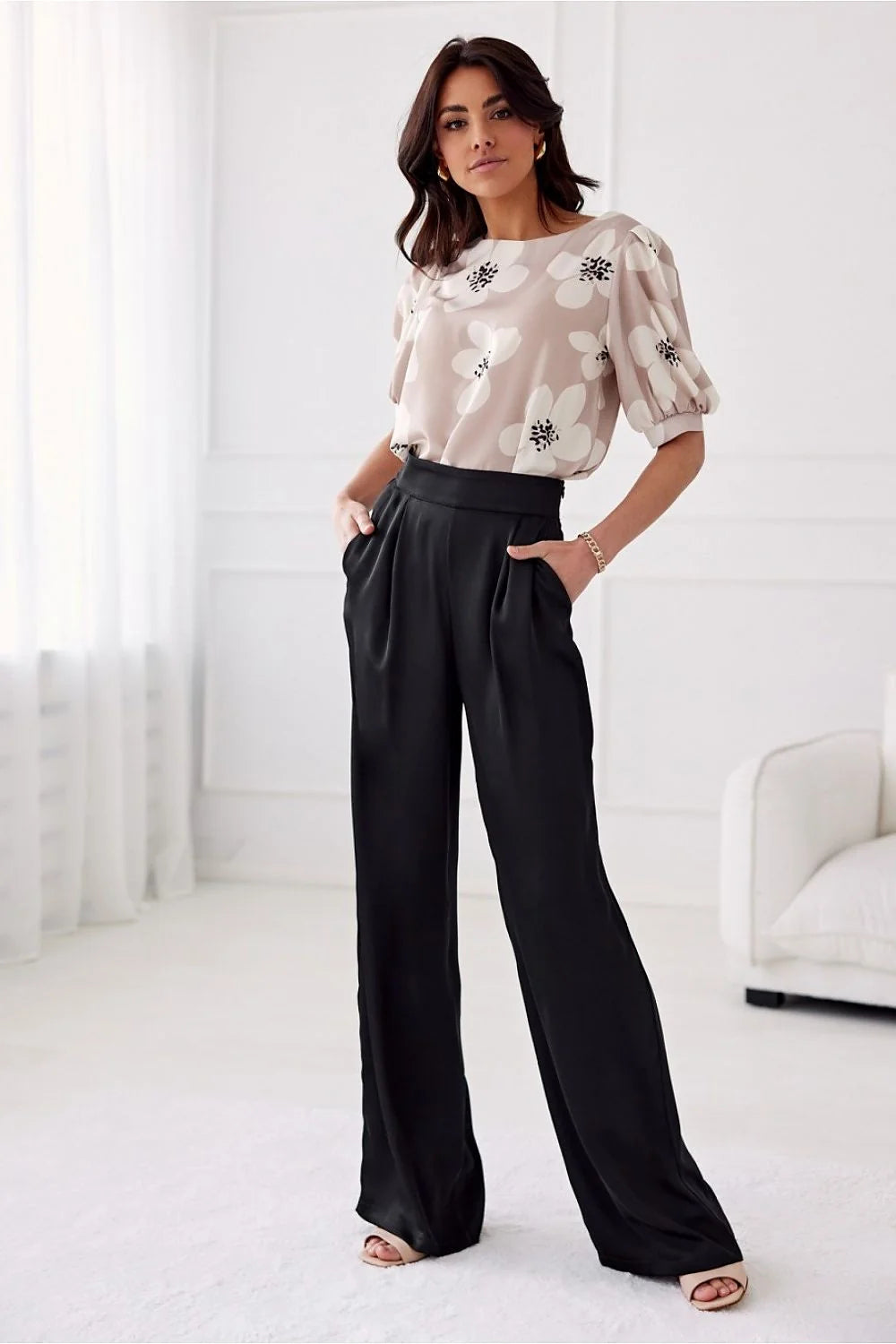 Tenue élégante femme chemisier floral pantalon noir taille haute coupe large soie polyester occasion bureau soirée