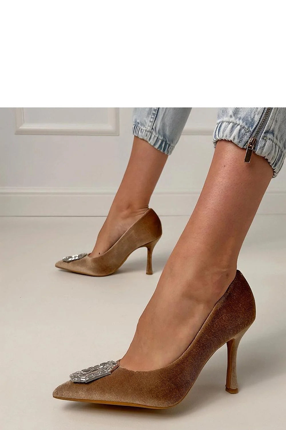 escarpins femme talons aiguilles velours camel doré bout pointu silhouette élancée ornement zircons semelle cuir synthétique enfilable confortable élégante soirée