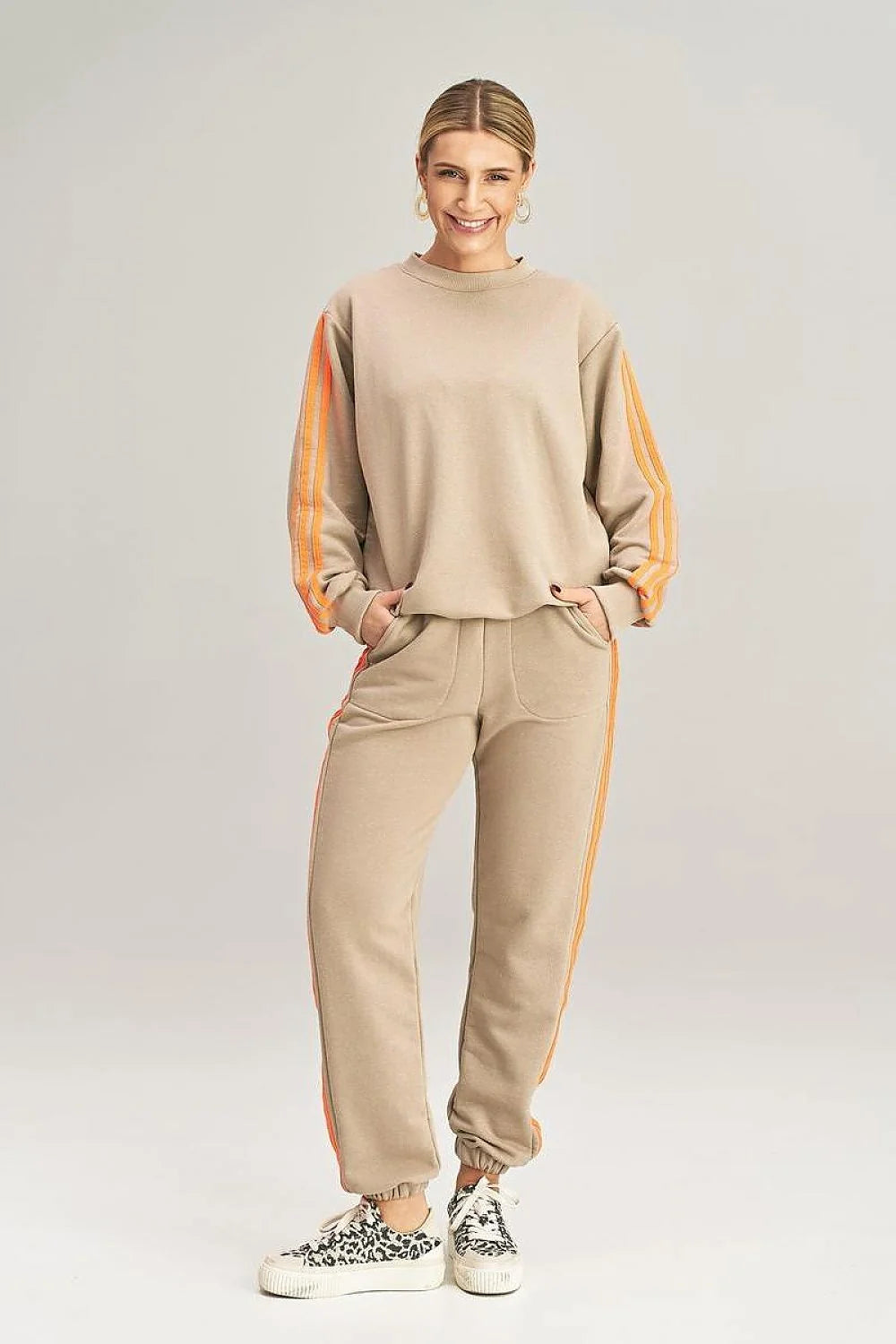 ensemble athlétique féminin casual oversize molleton beige sable bandes orange manches longues jogger ceinture élastique poches latérales confortable respirant polyvalent