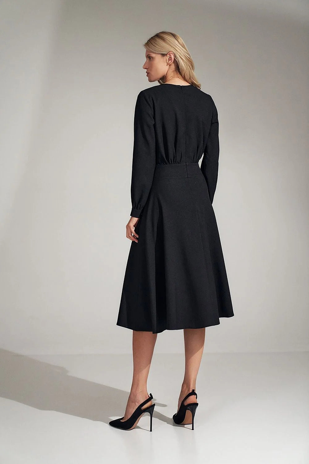 robe noire midi ajustée taille buste froncé manches longues volants col rond jupe évasée polyester fluide soyeuse ceinture intégrée minimaliste