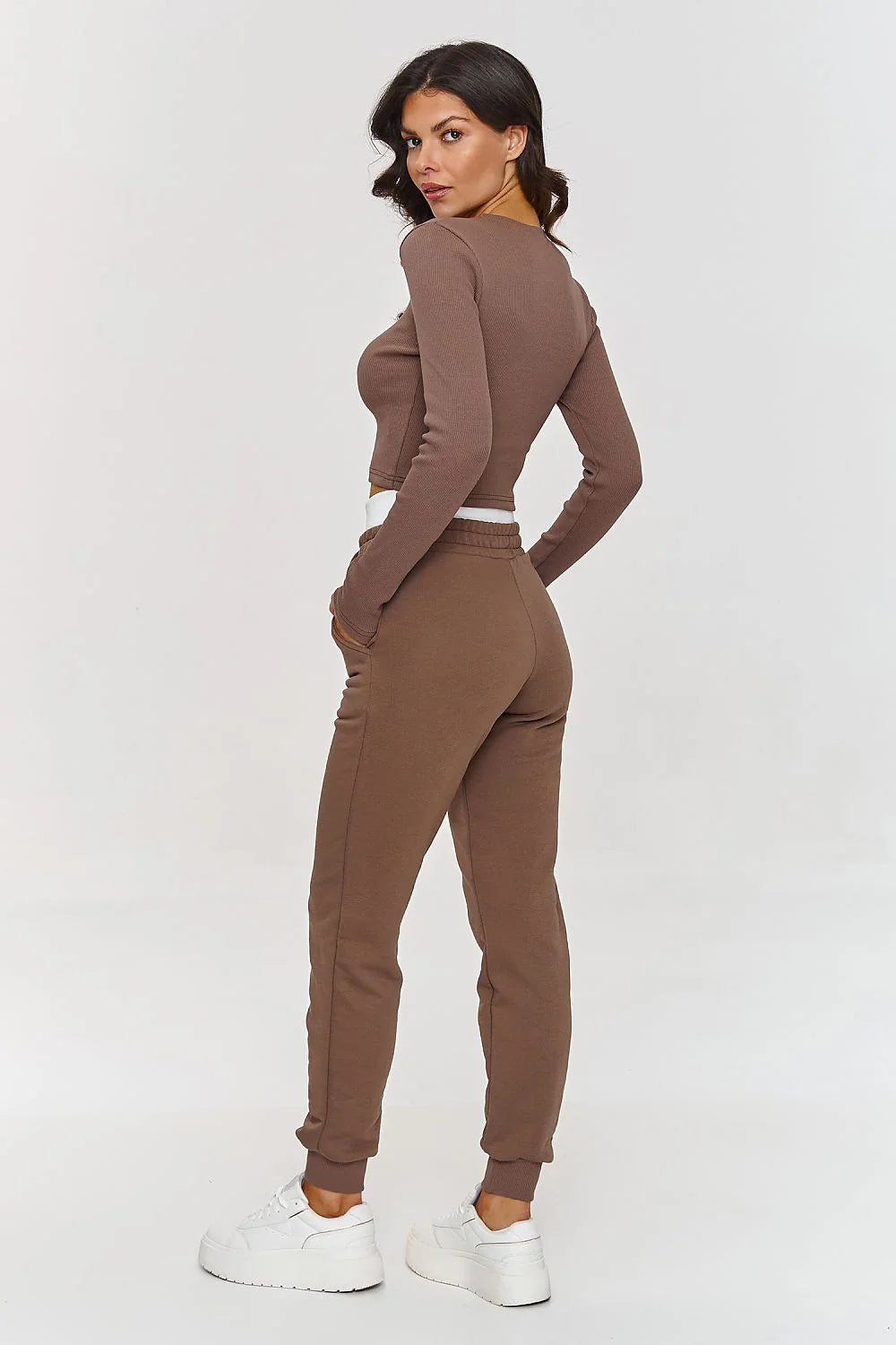 Ensemble Makadamia pour femmes : Crop top manches longues et joggers coton élasthanne moderne style décontracté coloris marron