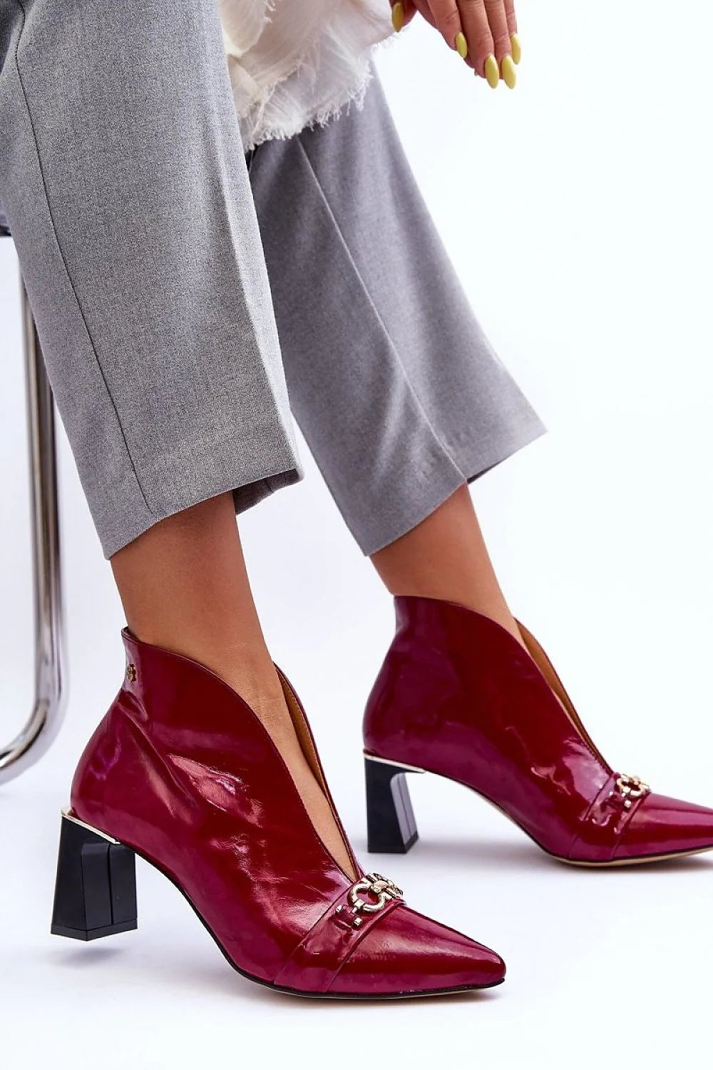bottines femmes talon carré moyen cuir verni bordeaux brillant bout pointu découpe V boucle métallique argentée confort semelle cuir naturel