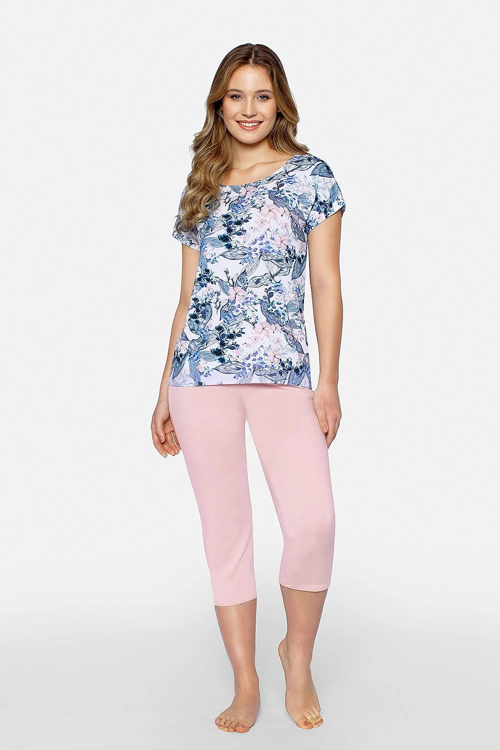 Pyjama viscose bleu motifs floraux chemisier coupe classique manches courtes col rond pantalon 3/4 ample silhouette style