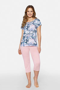 Pyjama viscose bleu motifs floraux chemisier coupe classique manches courtes col rond pantalon 3/4 ample silhouette style