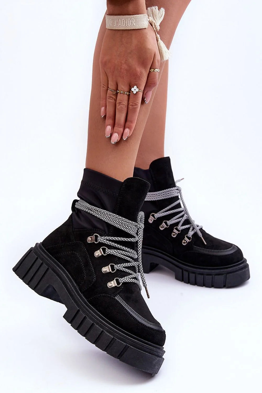 Bottes Step in style pour femmes design contemporain audacieux talon massif plateforme éco-suède noire tige cheville lacets contrastants