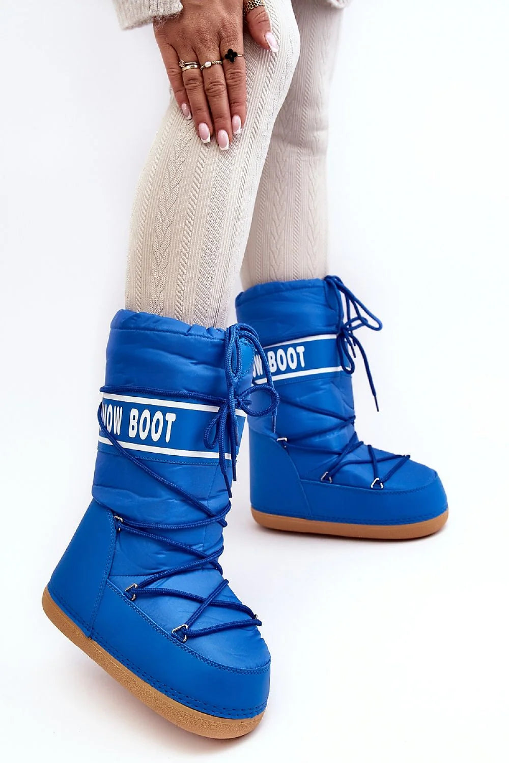 Bottes de neige pour femmes tendance et fonctionnelles, style sportif, couleur bleu vif, lacets assortis, semelle antidérapante, isolation thermique, plateforme massive, coupe mi-haute, finitions élégantes, snow boot, hiver, outdoor, mode, confort