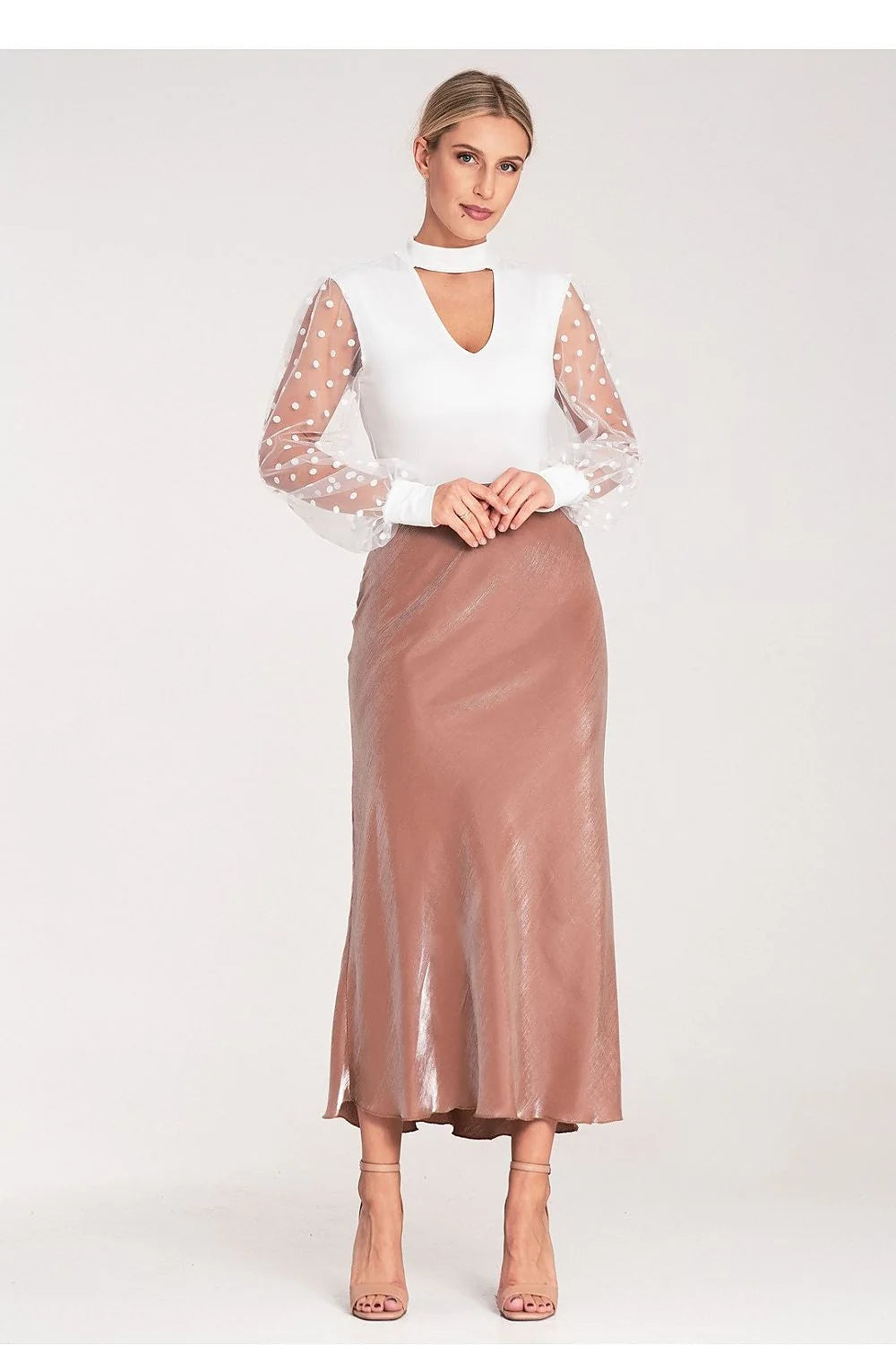 Robe élégante semi-formelle blanc marron clair col montant V-neck manches transparentes en tulle tissu satiné taille élastique longueur midi femme
