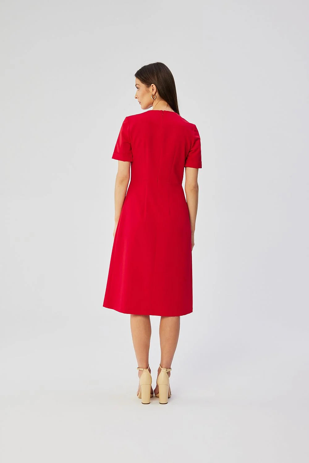 Robe de cocktail élégante longueur midi manches courtes décolleté en goutte d'eau plis asymétriques couleur rouge vibrante femme