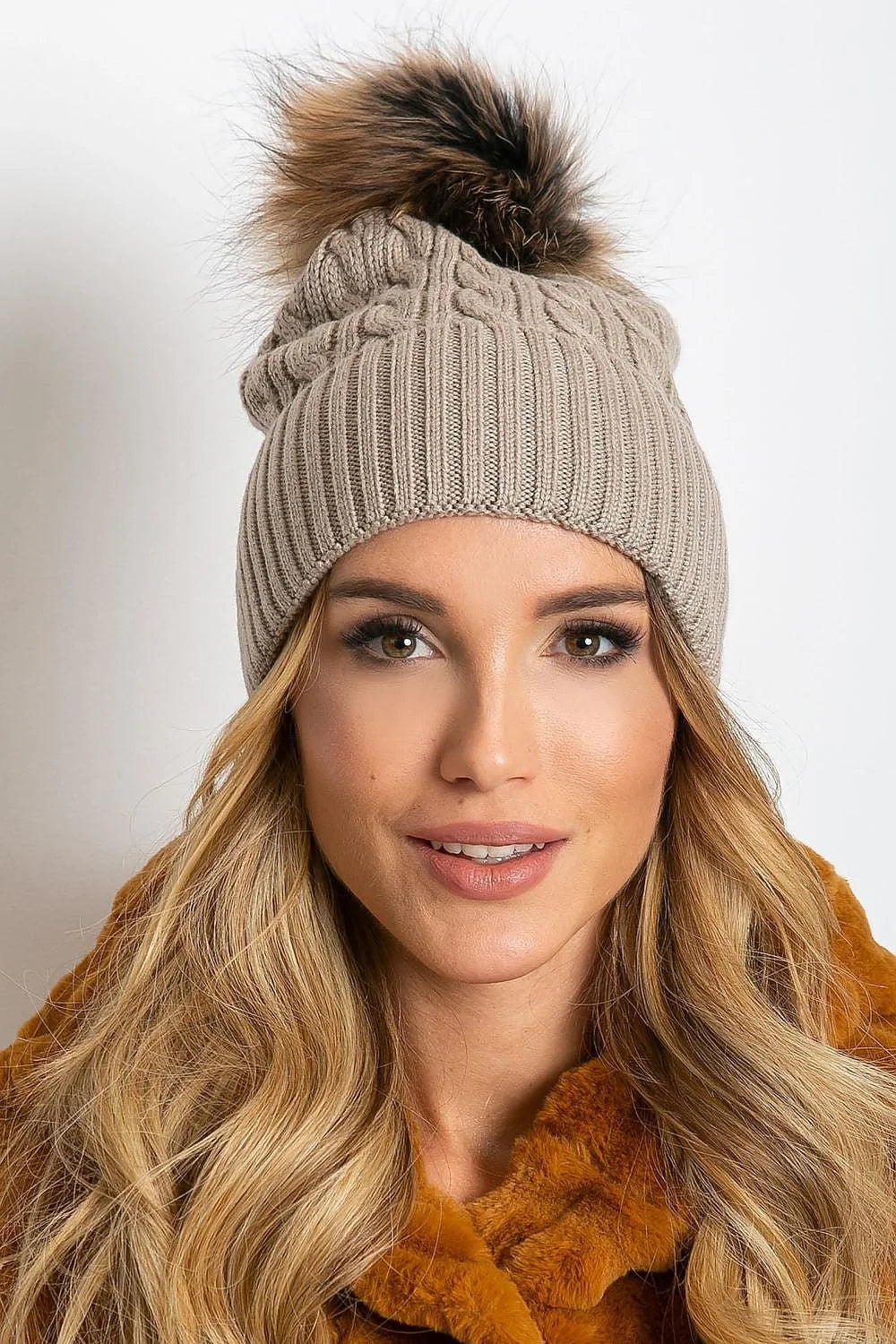 Bonnet tricot élégant pour femme texture côtelée beige doux pompon fourrure fausse matières luxueuses ajusté froid hiver