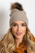 Bonnet tricot élégant pour femme texture côtelée beige doux pompon fourrure fausse matières luxueuses ajusté froid hiver