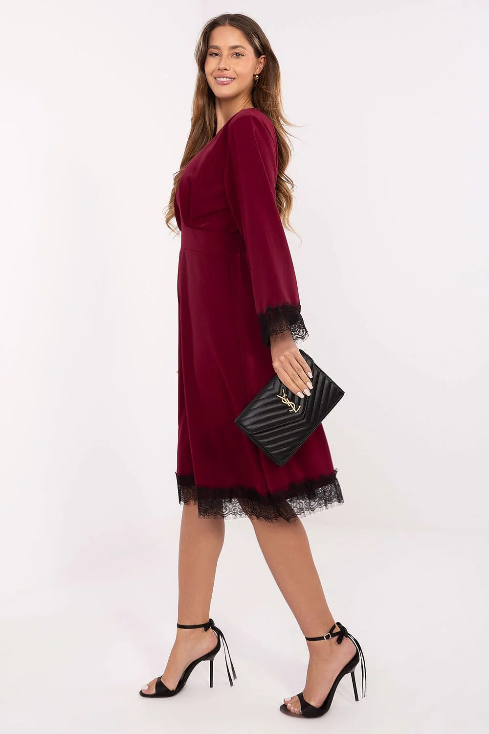 robe cocktail midi portefeuille col V taille marquée ceinture intégrée manches longues évasées dentelle poignets ourlet polyester viscose fluide élégante