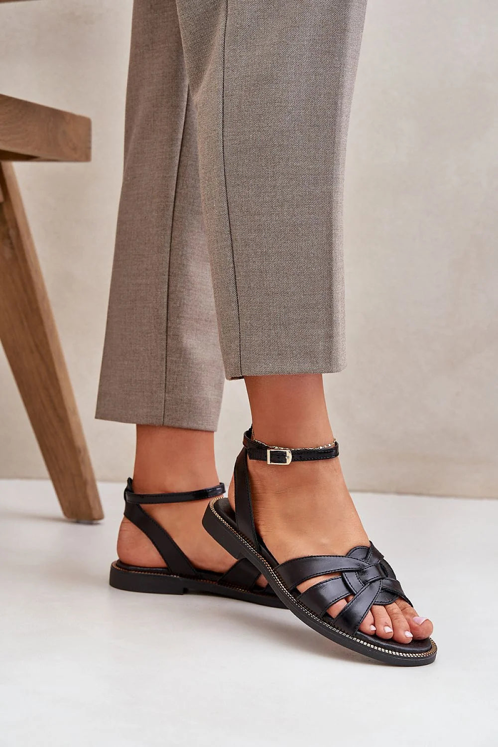 Sandales élégantes en cuir noir lanières croisées boucle dorée pour femme, confortable et intemporelle