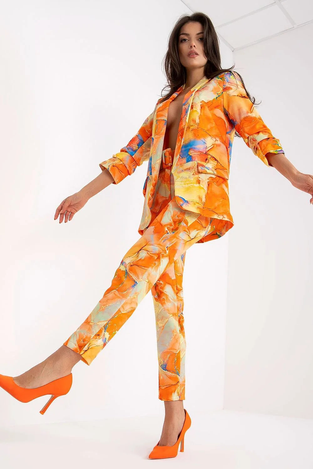 Veste artistique audacieuse pour femme en polyester satiné coupe droite épaules structurées manches longues sans bouton