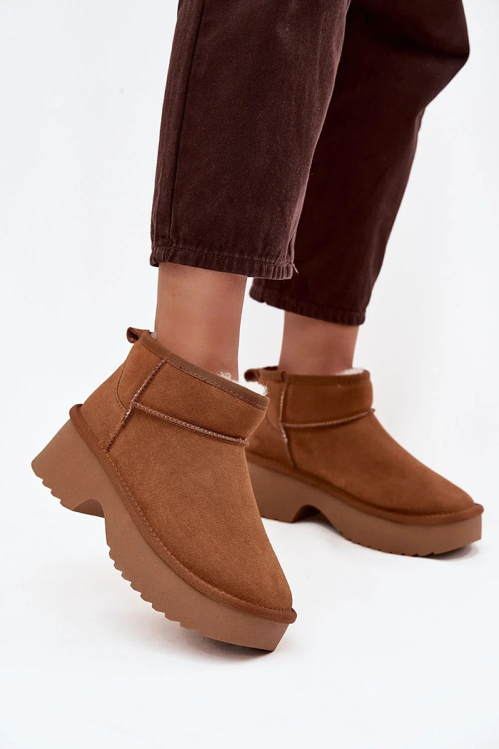 bottes neige femme suédine cognac fourrées plateforme crantée gomme tige cheville bout arrondi col replié confortables chaudes isolantes adhérence stables