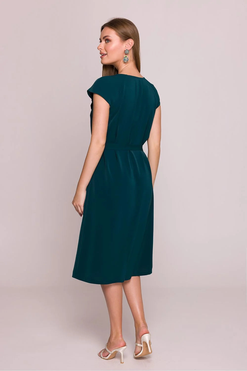 robe cocktail élégante vert émeraude profond manches courtes décolleté V volants cape taille cintrée ceinture nouée tissu crêpe tombé élégant