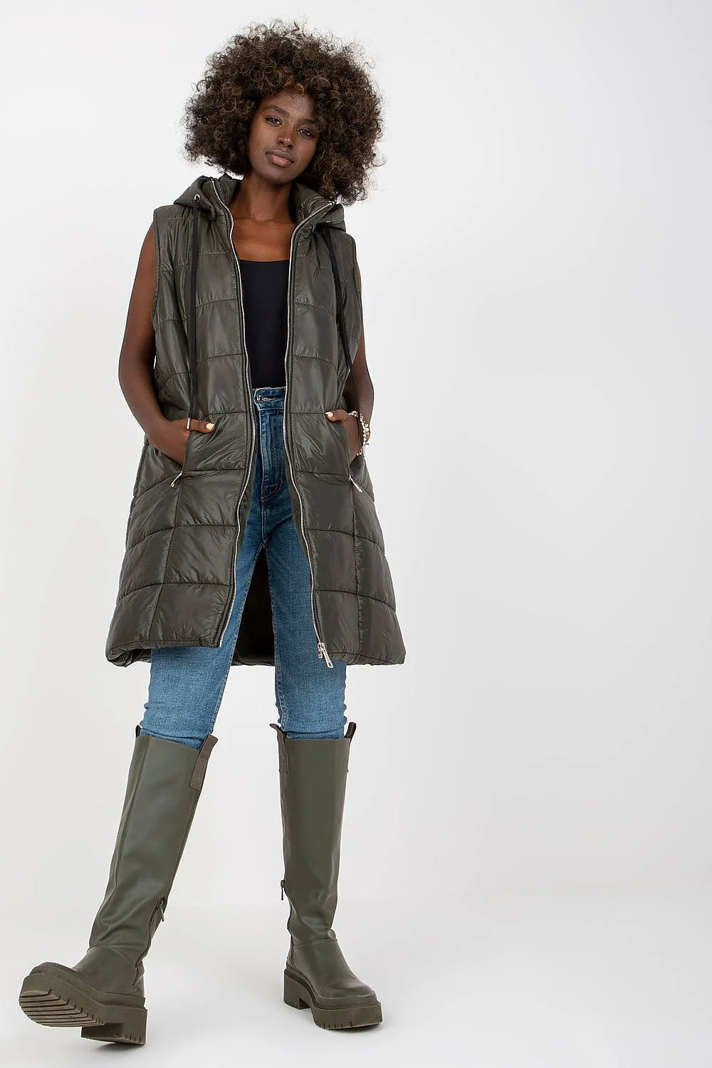 Gilet sans manches Och Bella matelassé pour femme couleur kaki coupe longue avec capuche amovible poches zippées doublé nylon 100%