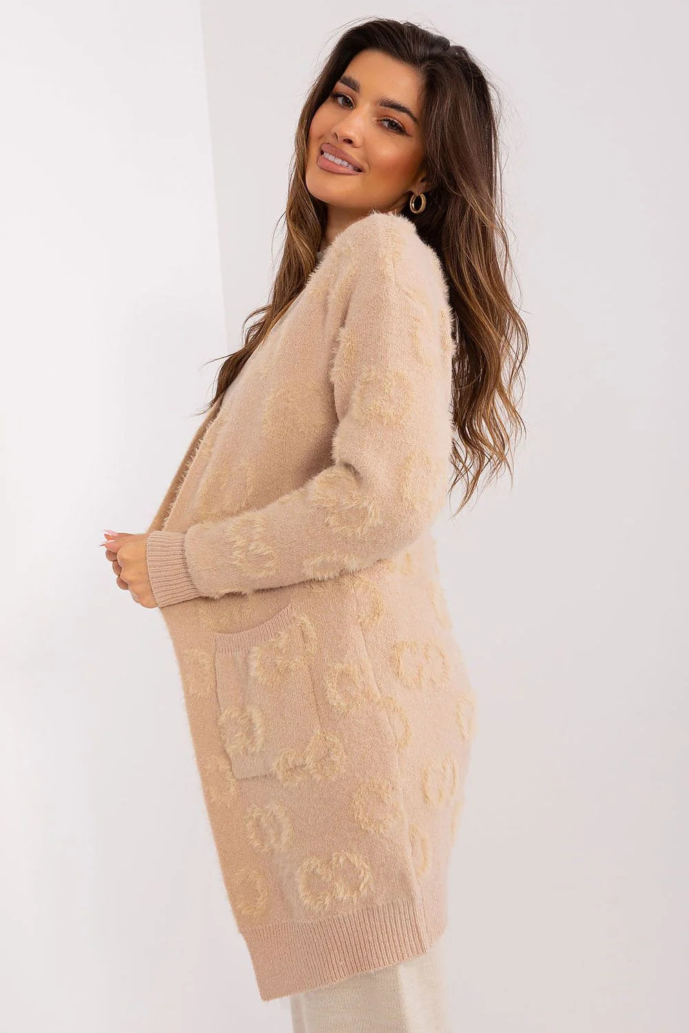 Cardigan femme style décontracté coupe longue teinte beige matière douce poches pratiques trims côtelés