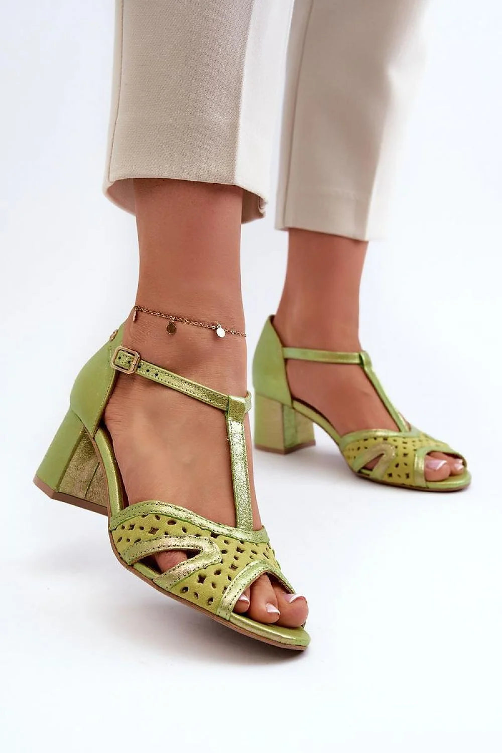 Sandales pour femme design élégant rétro orteil ouvert talon moyen cuir naturel vert olive métallisé mariage événement festif style intemporel