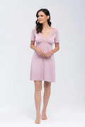 Chemise de nuit Babella en viscose dentelle délicate couleur mauve doux coupe V manches courtes femmes taille ajustable