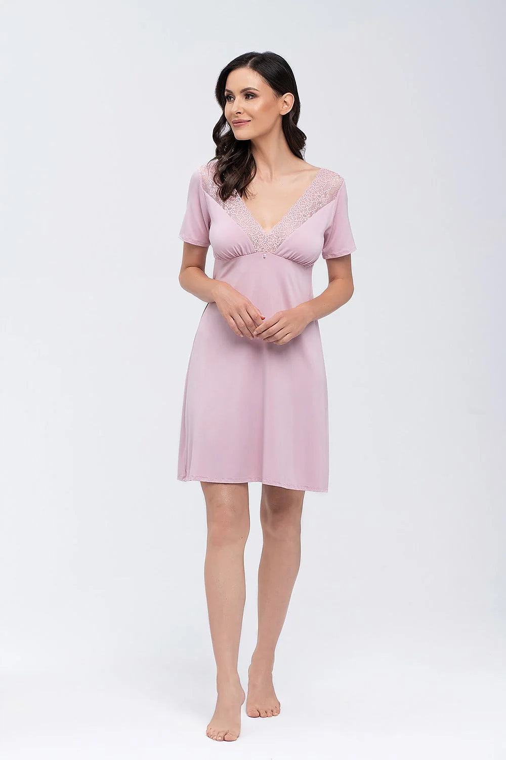 Chemise de nuit Babella en viscose dentelle délicate couleur mauve doux coupe V manches courtes femmes taille ajustable