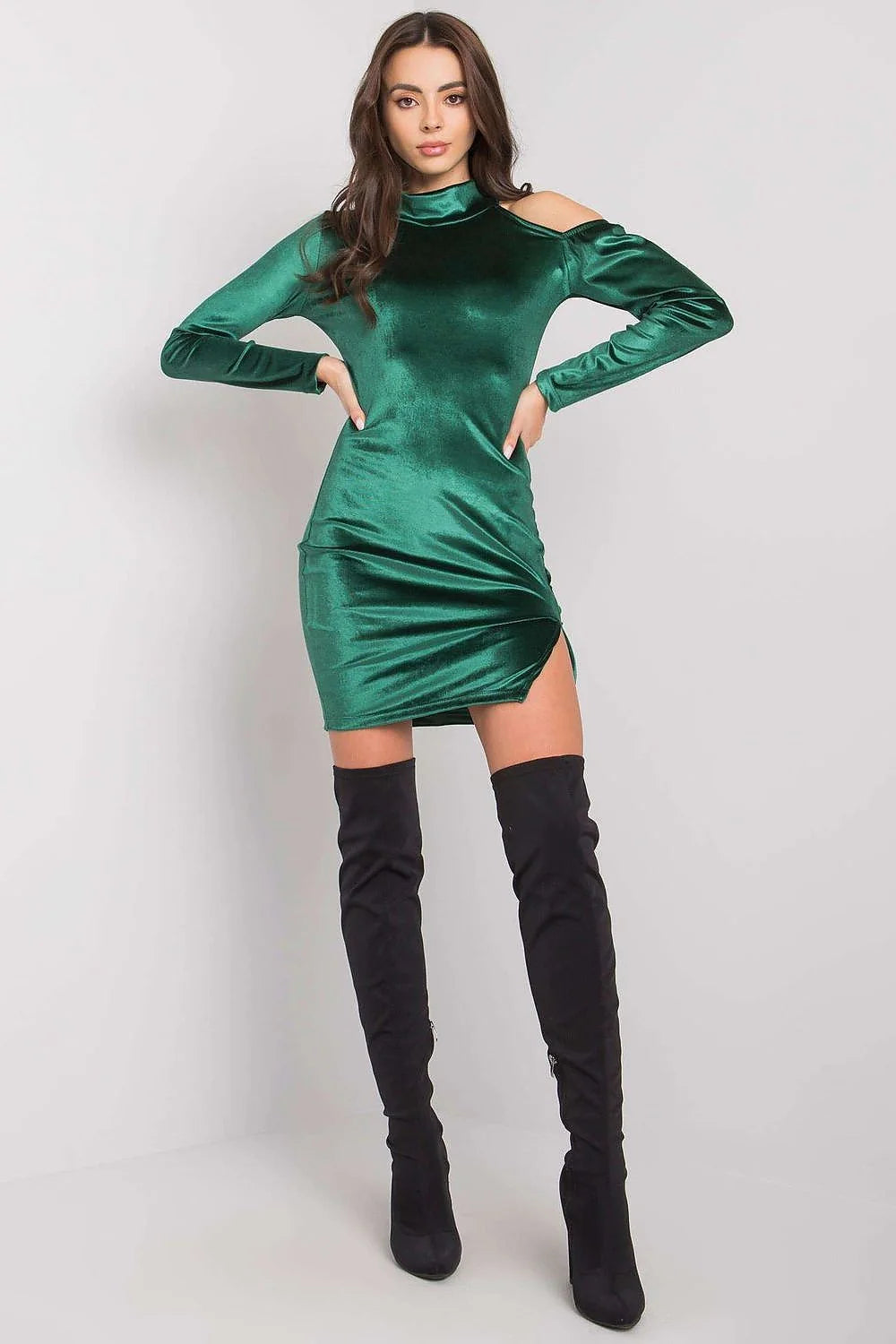 Robe élégante en velours vert émeraude manches longues épaules dénudées ourlet asymétrique pour soirées spéciales