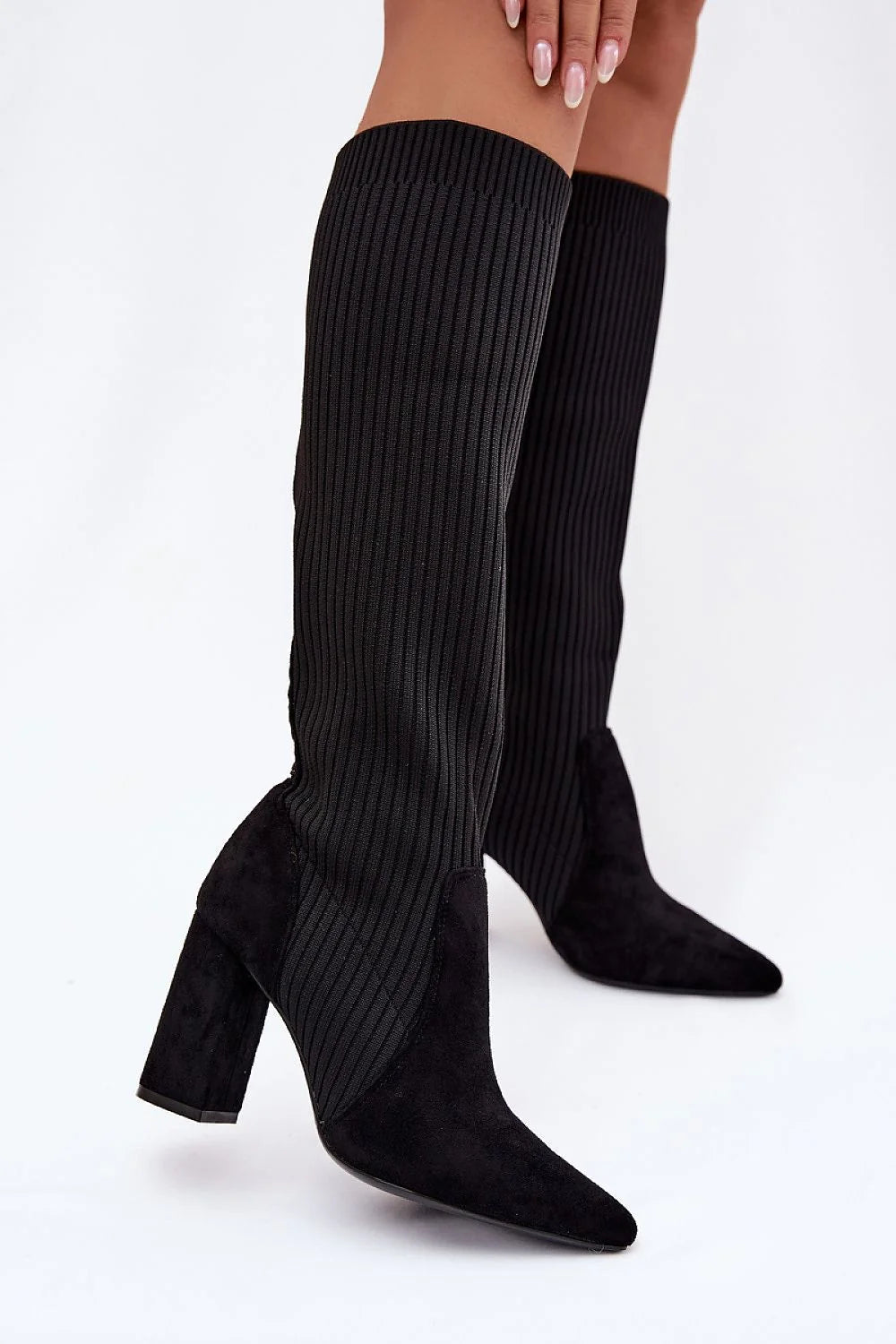 bottes hautes femme noires côtelées maille extensible suédine empiècement bout pointu talon bloc 9cm coupe slipon ajustée silhouette élégante
