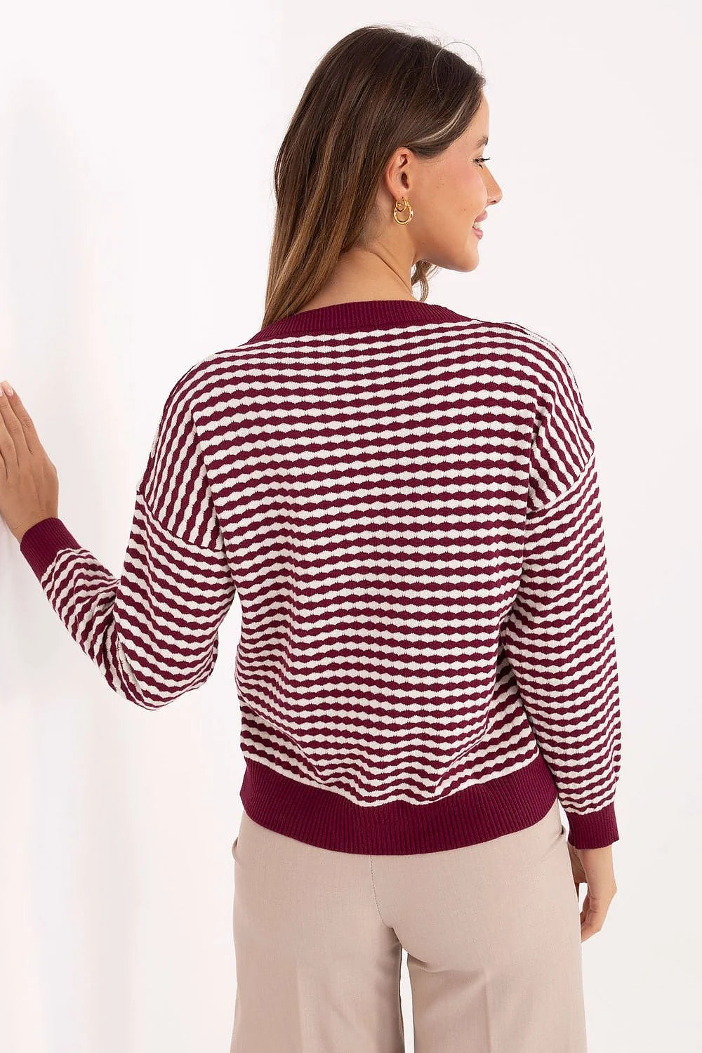 pull femme col rond maille tricotée coupe droite légèrement ample longueur taille idéale motif rayé bordeaux blanc ondulé