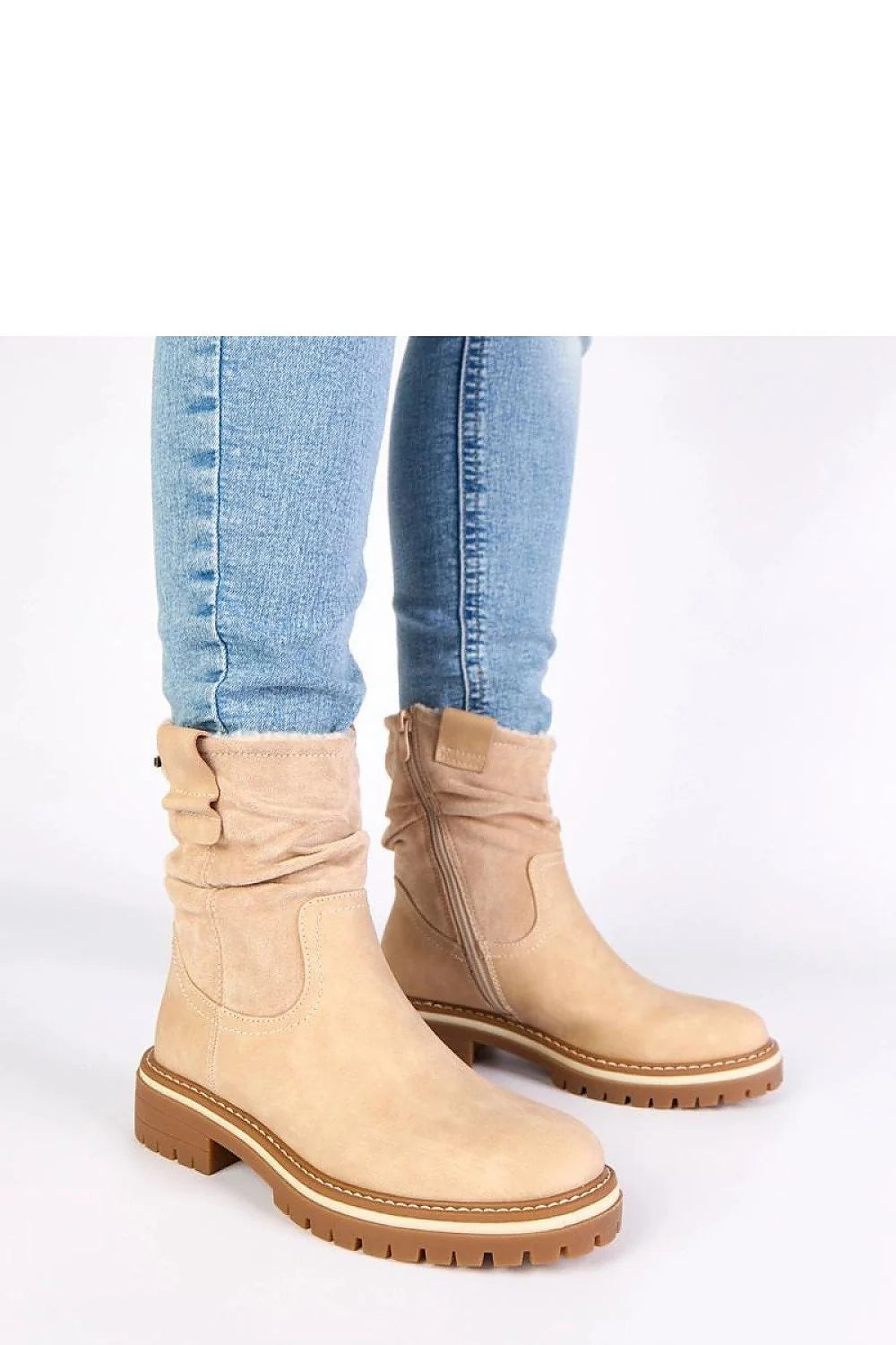 bottines femme beige suédé doublées fourrure tige froncée bout rond semelle crantée talon bloc bas fermeture éclair latérale