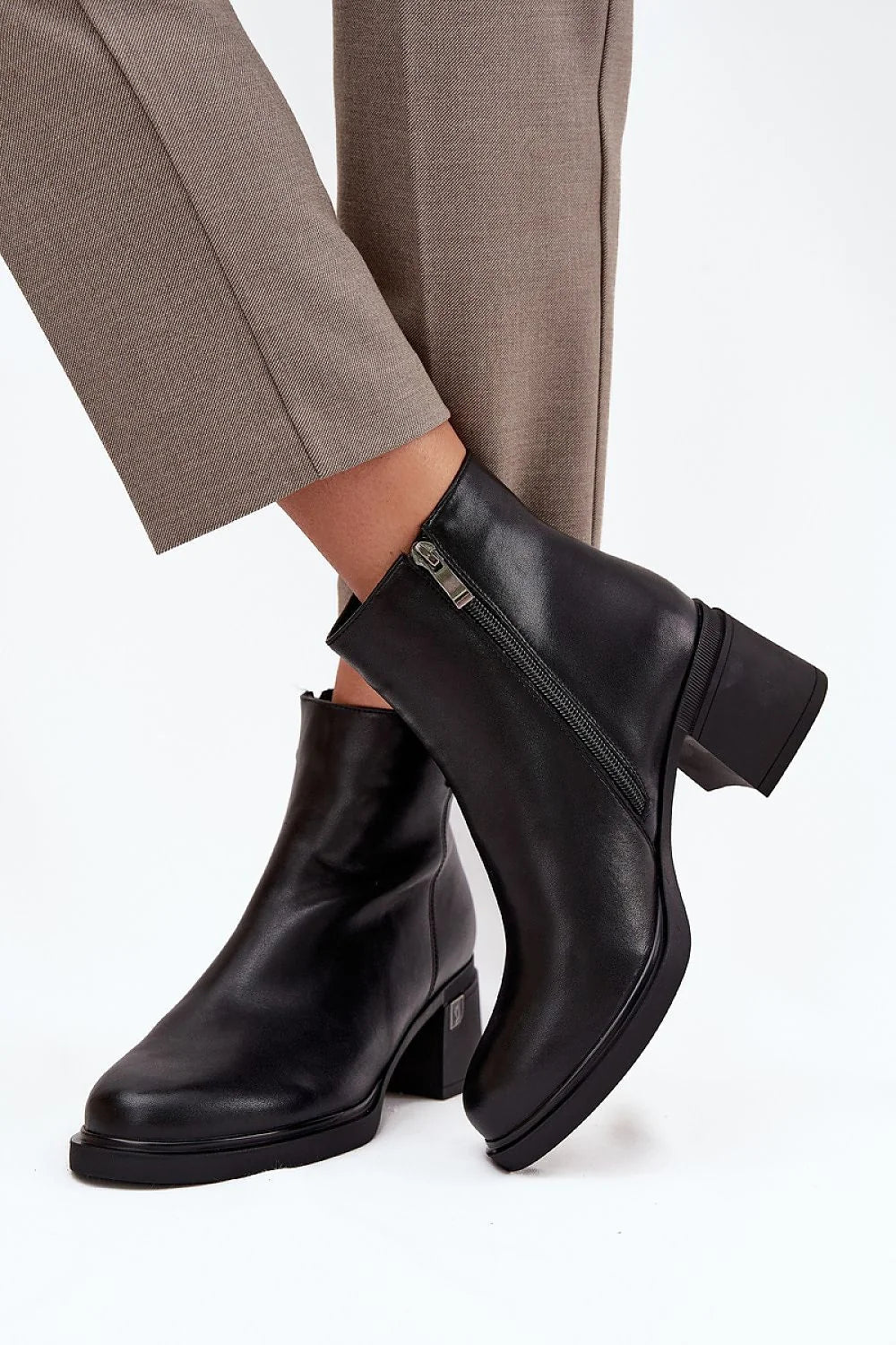 bottines femme cuir noir talon bloc tige courte bout rond doublure chaude fermeture éclair rivets décoratifs antidérapante élégantes confortables