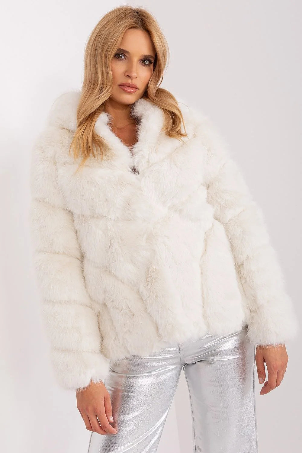 Veste élégante en fourrure fausse blanche longue coupe droite style classique hiver femmes occasion spéciale