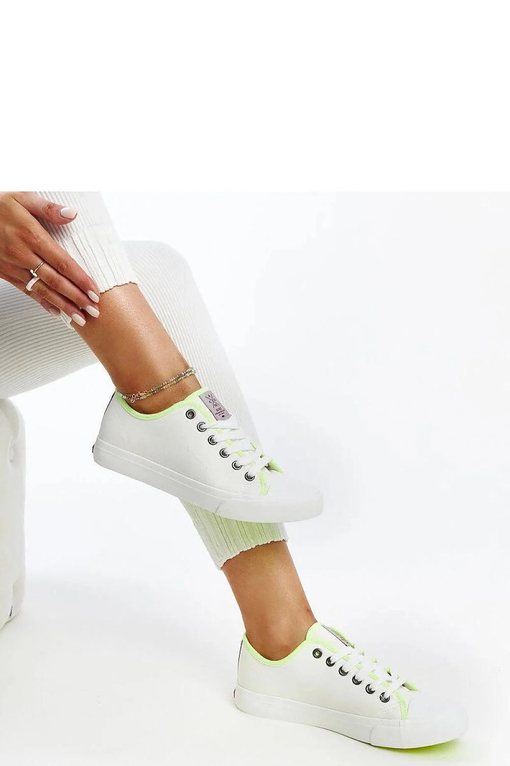 baskets basse femme toile blanche vert néon lacets semelle caoutchouc plateforme rembourrée œillets métalliques noirs languette logo rose bout arrondi