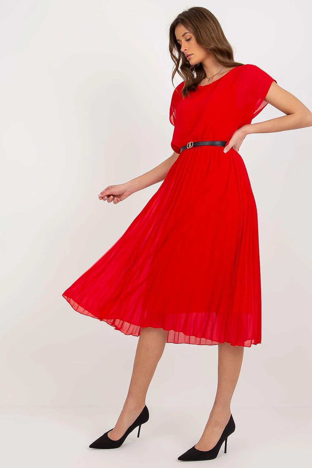 robe cocktail élégante rouge midi plissée mousseline légère fluide taille marquée fine ceinture noire boucle dorée manches kimono encolure ronde