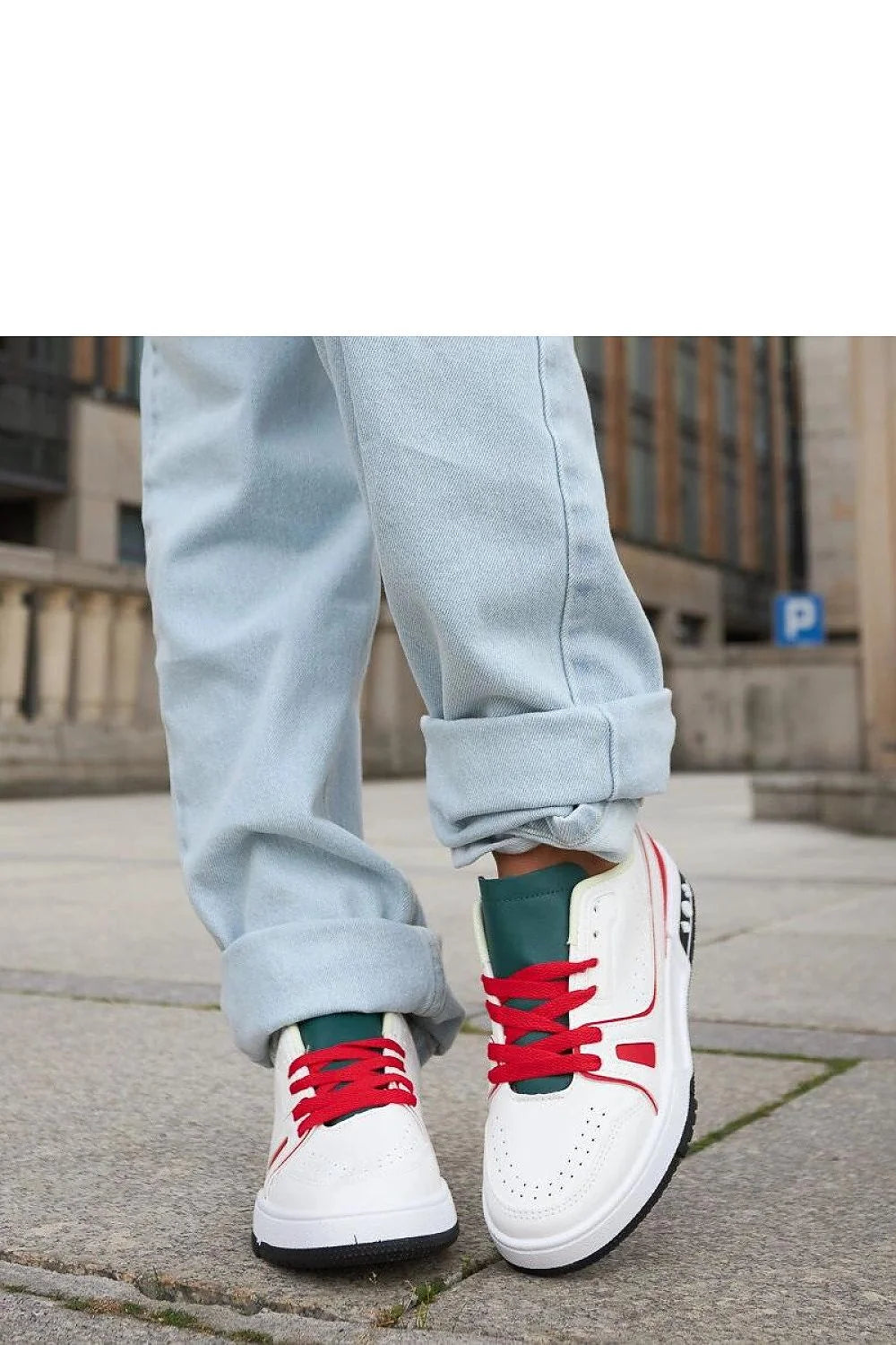 Baskets mode femme design sportif moderne couleur multicolore semelle rouge languette verte caoutchouc durable lacets rouge occasions urban casual