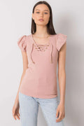 Chemisier Italie Moda en maille côtelée, col V lacé doré, manches courtes volantées, couleur rose poudré, coupe ajustée, féminin élégant, versatile femme