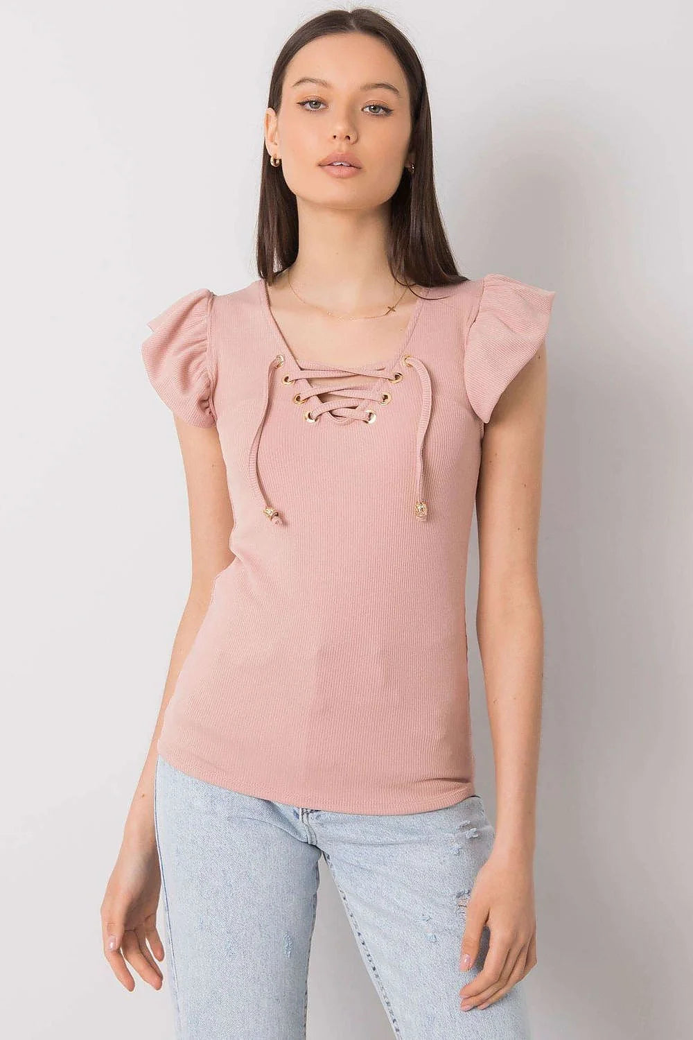 Chemisier Italie Moda en maille côtelée, col V lacé doré, manches courtes volantées, couleur rose poudré, coupe ajustée, féminin élégant, versatile femme