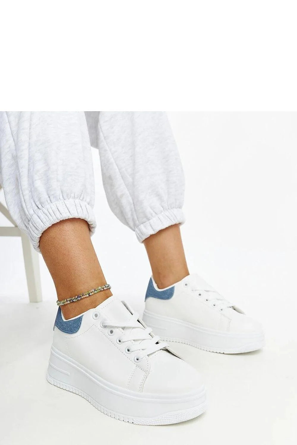 baskets platesforme blanches femme urbaine décontractée confortable synthétique denim bleu talon semelle caoutchouc épaisse texturée antidérapante lacets œillets métalliques minimaliste
