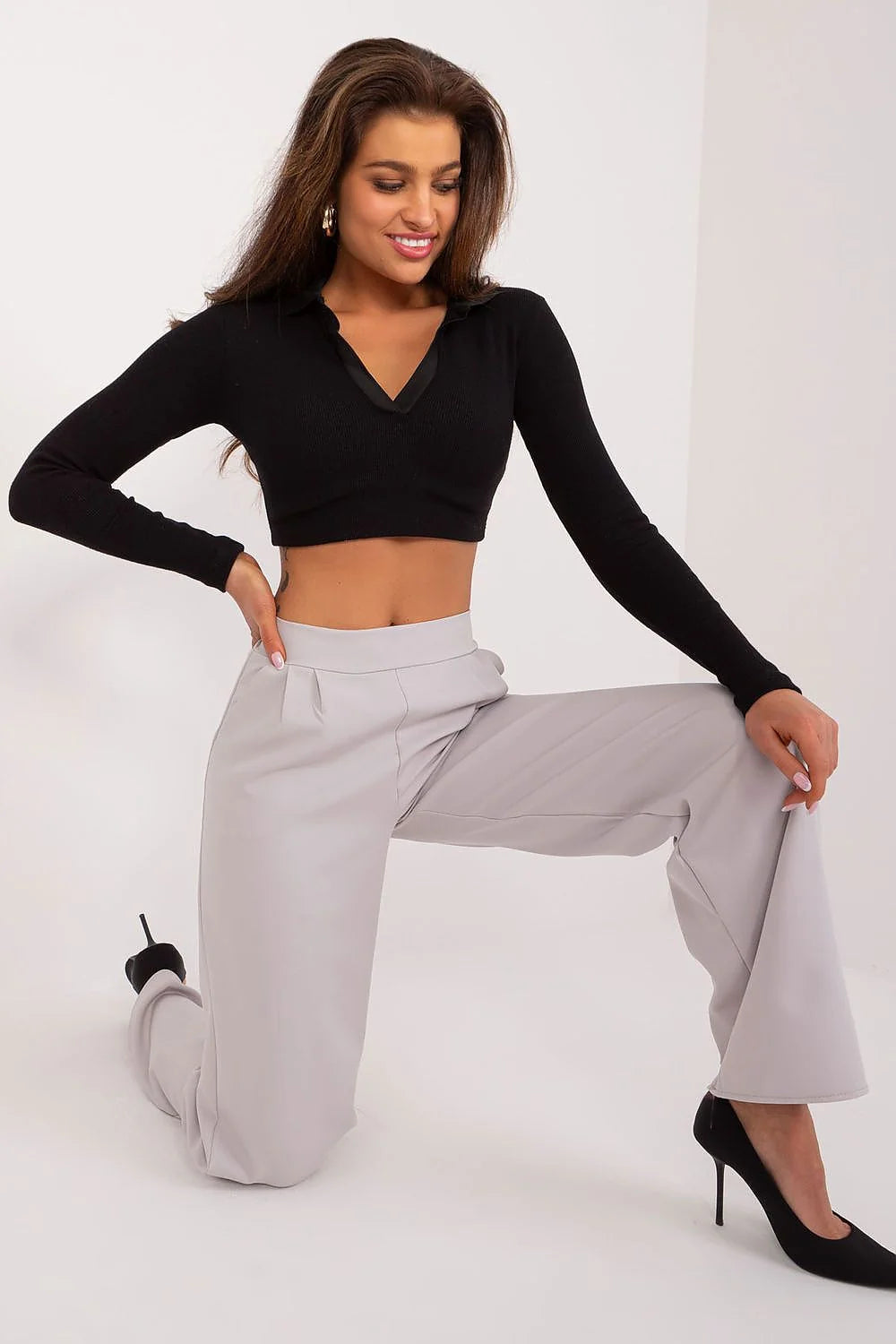 Tenue femme élégante crop top ajusté manches longues en V pantalon taille haute large évasé gris clair polyester coton élasthanne occasion formelle